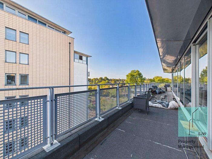 3 Bedroom Apartment To Rent In Deals Gateway, Dakota Building, SE13