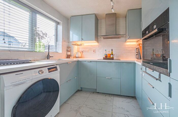 2 Bedroom Flat For Sale In Trienna Court, Brentwood, CM13