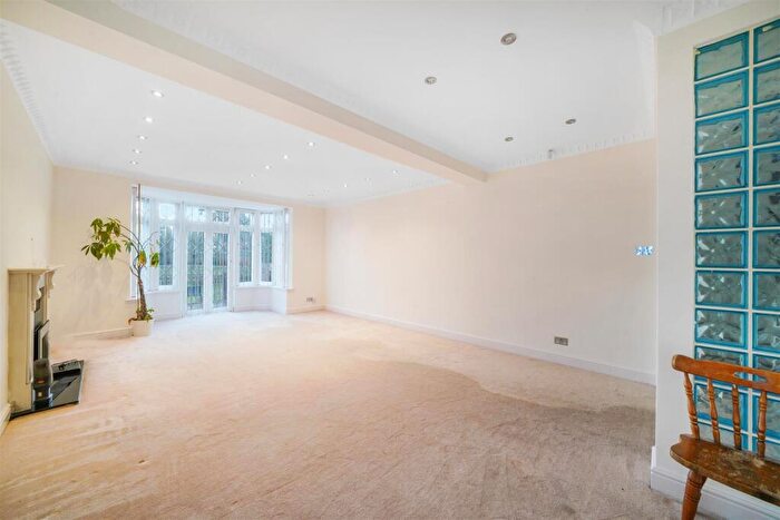 4 Bedroom Detached House For Sale In Pebworth Road, Harrow, HA1