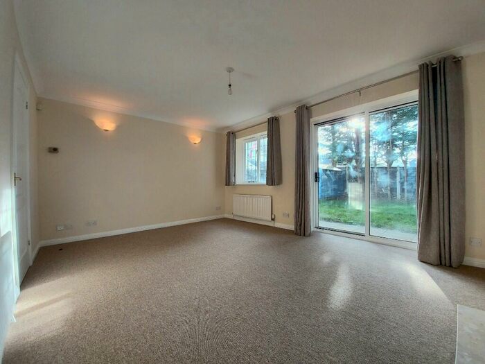 3 Bedroom Detached House To Rent In St. Lawrence Way, Caterham, Surrey, CR3