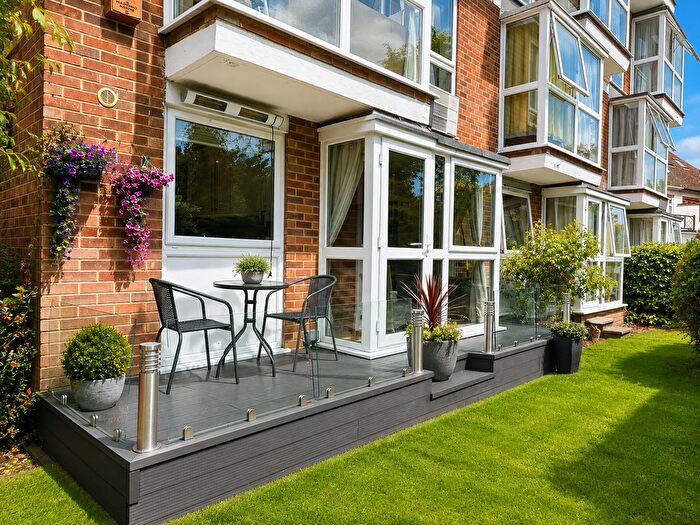2 Bedroom Flat To Rent In Heath Court, Hollybush Hill, E11
