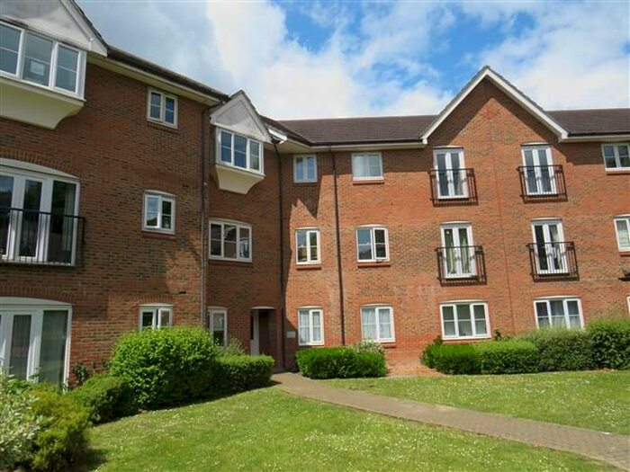 2 Bedroom Flat To Rent In Rydons Way, Redhill, RH1