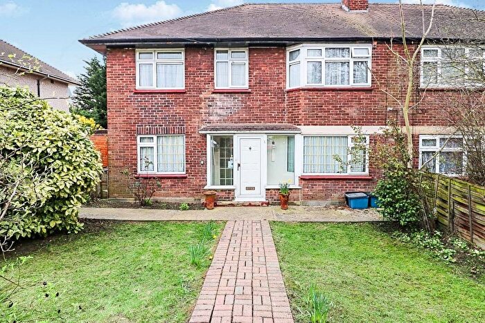 2 Bedroom Flat To Rent In Ravensbourne Gardens, Ilford, Essex, IG5