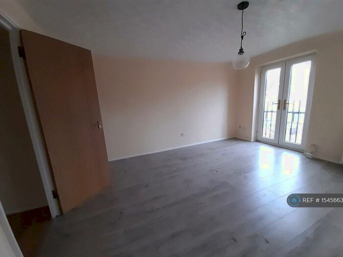 2 Bedroom Flat To Rent In Shafter Road, Dagenham, RM10
