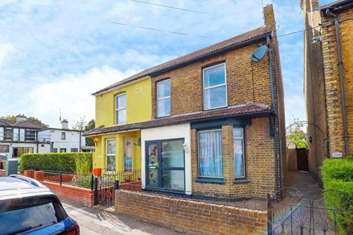 4 Bedroom Semi-Detached House For Sale In Park Road, Sittingbourne, Kent, ME10