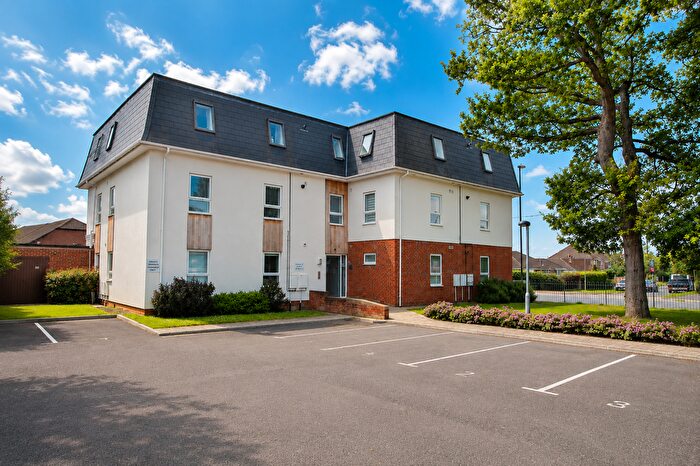 2 Bedroom Flat To Rent In Hart Plain Avenue, Waterlooville, Hampshire, PO8