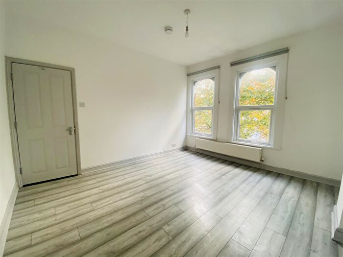 3 Bedroom Flat To Rent In Clifford Road, SE25