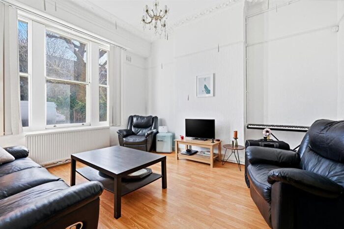 3 Bedroom Flat To Rent In Caledonian Road, N7