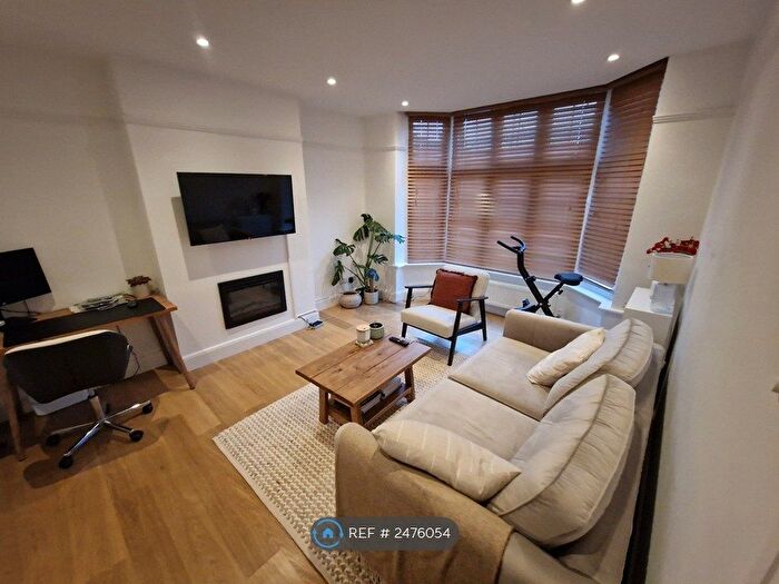 1 Bedroom Flat To Rent In Effingham Lodge, Kingston Upon Thames, KT1