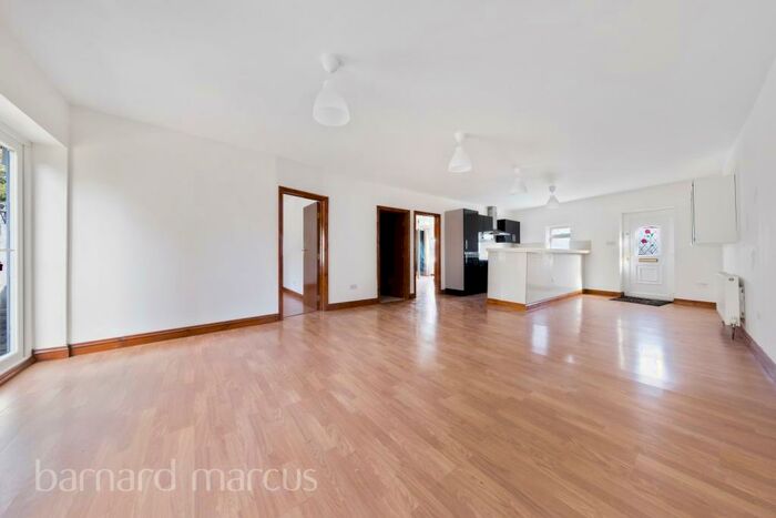 2 Bedroom Detached Bungalow To Rent In Bruce Drive, South Croydon, CR2