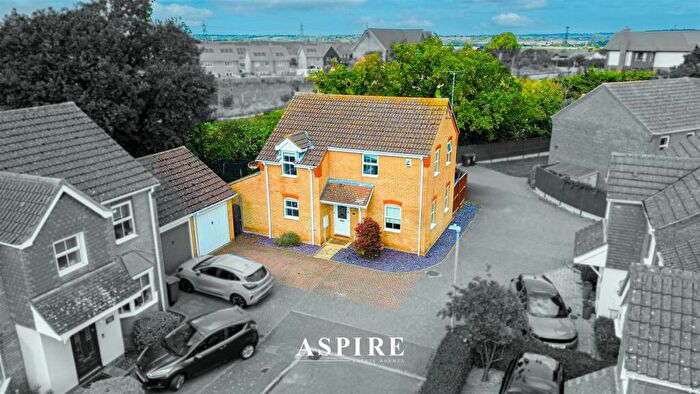 3 Bedroom Detached House For Sale In Rowan Close, Rayleigh, SS6