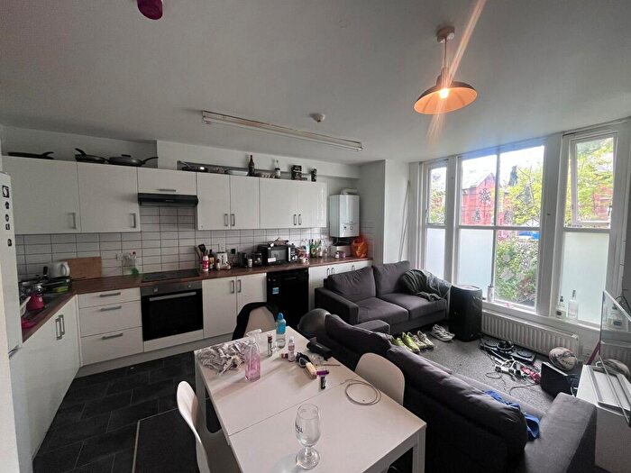 5 Bedroom Flat To Rent In Clifton Avenue, Fallowfield, Manchester, M14
