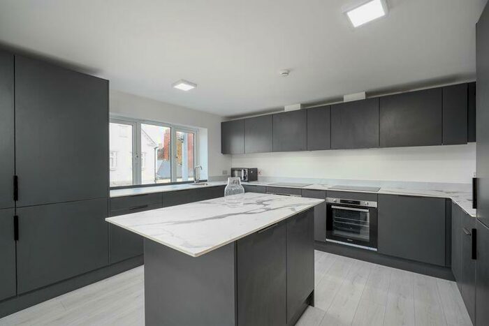 1 Bedroom Flat To Rent In High Street, Walton-On-Thames, KT12