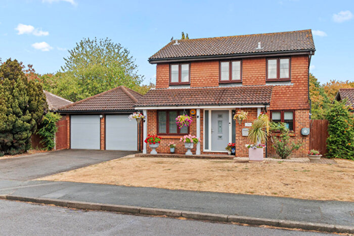 4 Bedroom Detached House For Sale In Staines Lane, Chertsey, Surrey, KT16