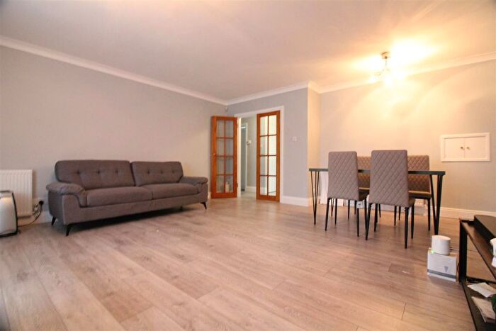 2 Bedroom Flat To Rent In Wildoaks Close, Northwood, HA6