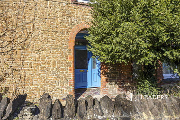 Studio To Rent In Harvey Road, Guildford, Surrey, GU1