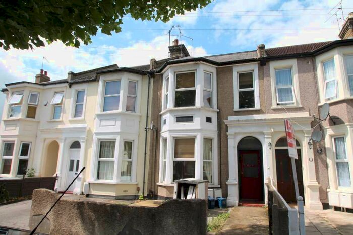 2 Bedroom Flat To Rent In Hastings Road, Southend On Sea, Essex, SS1