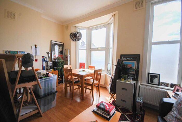 1 Bedroom Cottage To Rent In Grange Park Road, Leyton, E10