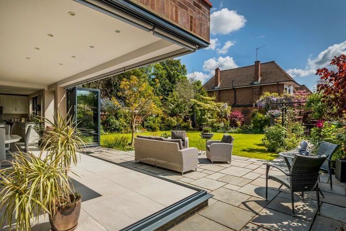 4 Bedroom Detached House For Sale In Village Road, Enfield, EN1