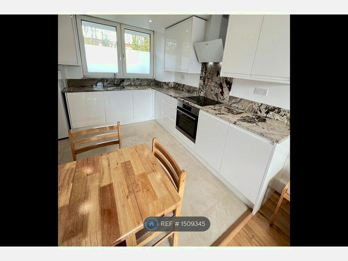 4 Bedroom Flat To Rent In Allan House, London, SW8