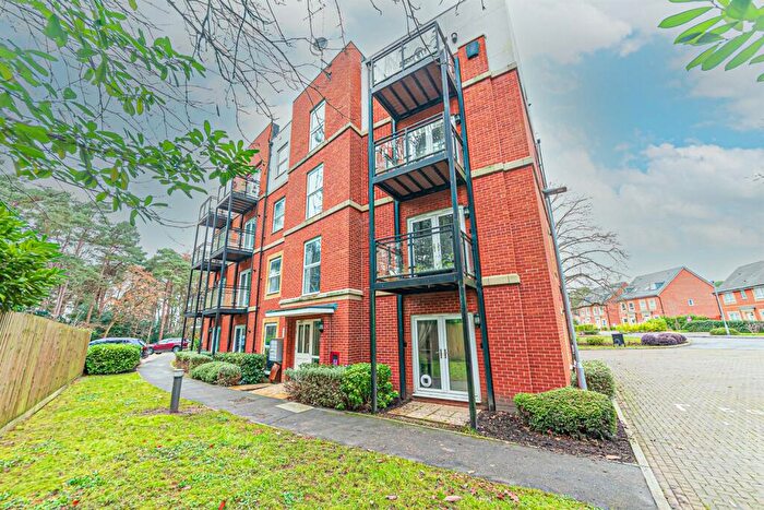 2 Bedroom Apartment To Rent In Edrich Grange, Crowthorne, RG45