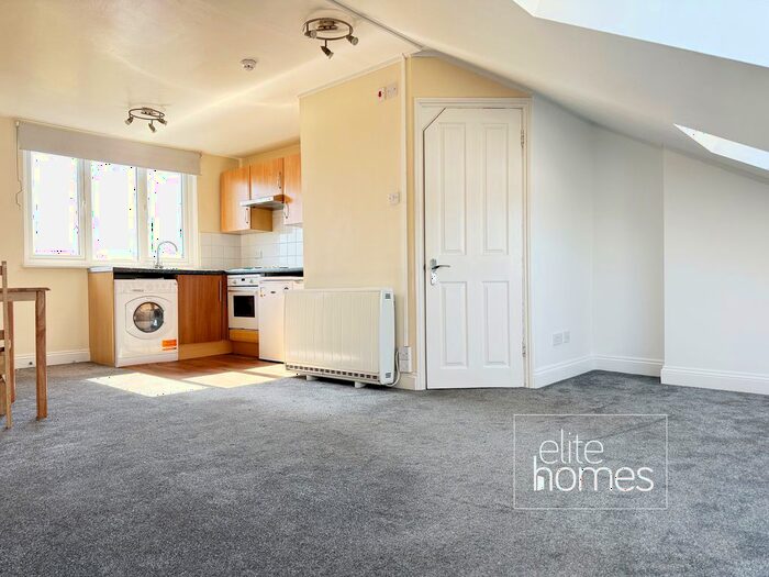 Studio To Rent In Whittington Road, London, N22