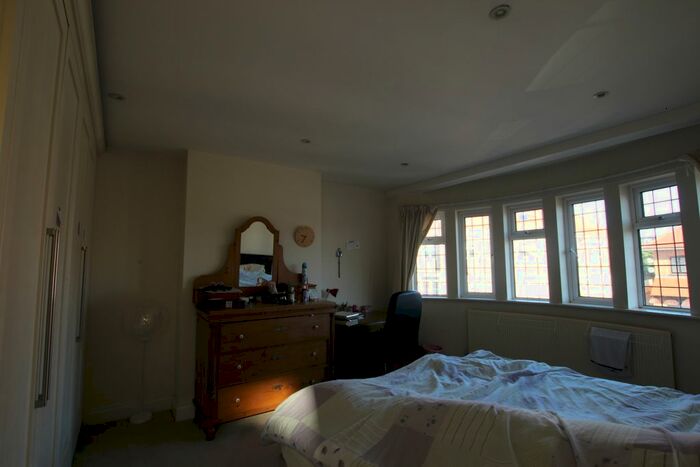 5 Bedroom Semi-Detached Bungalow To Rent In North Finchley, London, N12