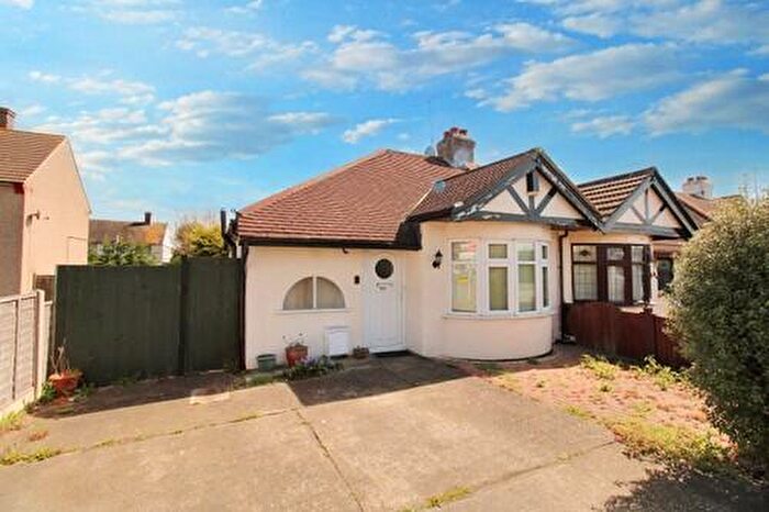 3 Bedroom Bungalow For Sale In Straight Road, Romford, RM3