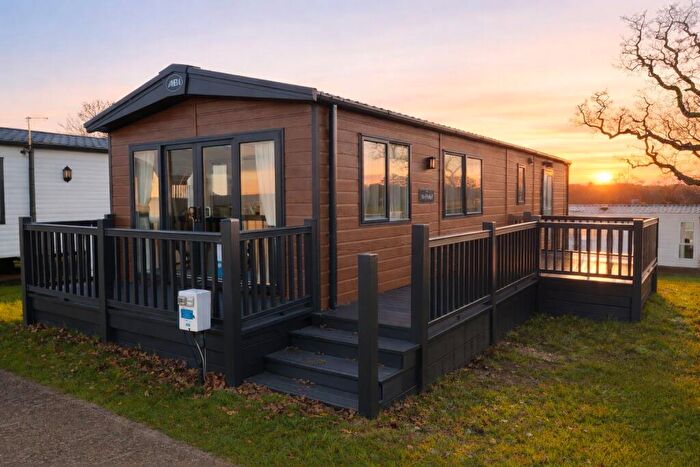 3 Bedroom Caravan For Sale In Perowne Way, Sandown, PO36