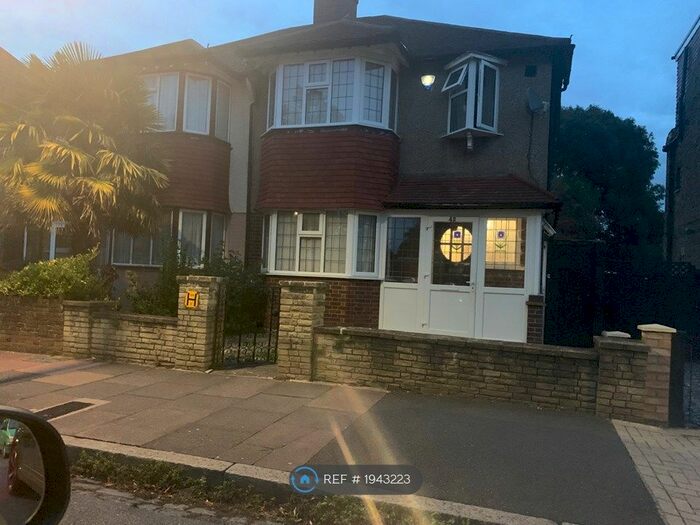 3 Bedroom Semi-Detached House To Rent In Cromwell Road, Kent, BR3
