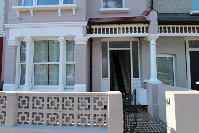 4 Bedroom Flat To Rent In Undine Street, Tooting Broadway, SW17