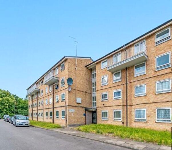3 Bedroom Maisonette For Sale In High Road, London, N11
