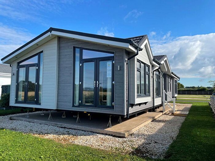 2 Bedroom Mobile/park Home For Sale In Childswickham Road, Broadway, WR12
