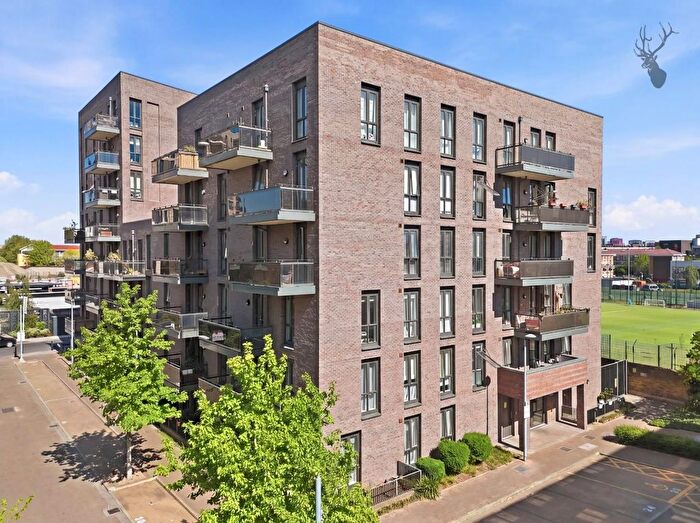 2 Bedroom Flat For Sale In Skein Court, Gresham Place, Bow, E3