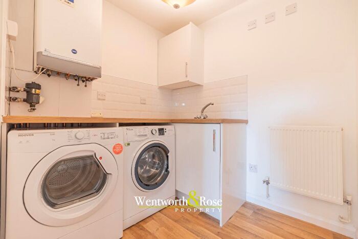 4 Bedroom Semi Detached House To Rent In Iris Close, Selly Oak, Birmingham, B29