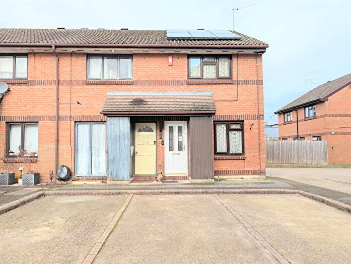 2 Bedroom End Of Terrace House For Sale In Littlebrook Avenue, Slough, SL2