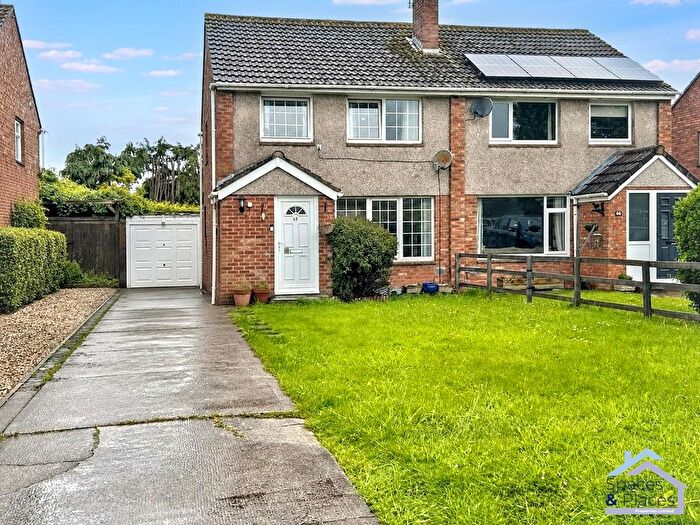 3 Bedroom Semi-Detached House For Sale In Homefield, Locking, BS24