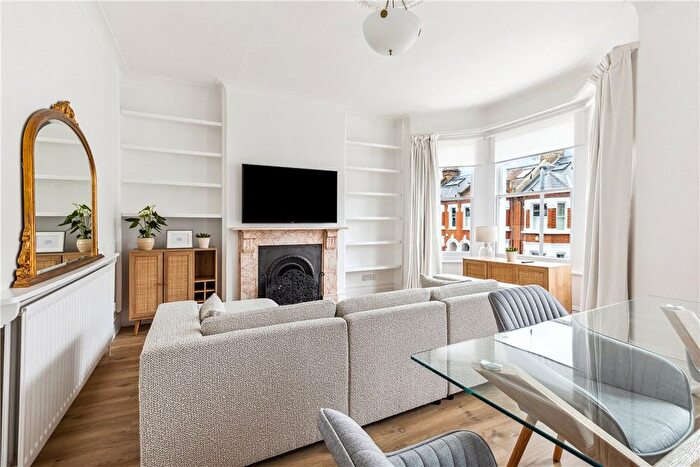 2 Bedroom Flat To Rent In Quarry Road, London, SW18