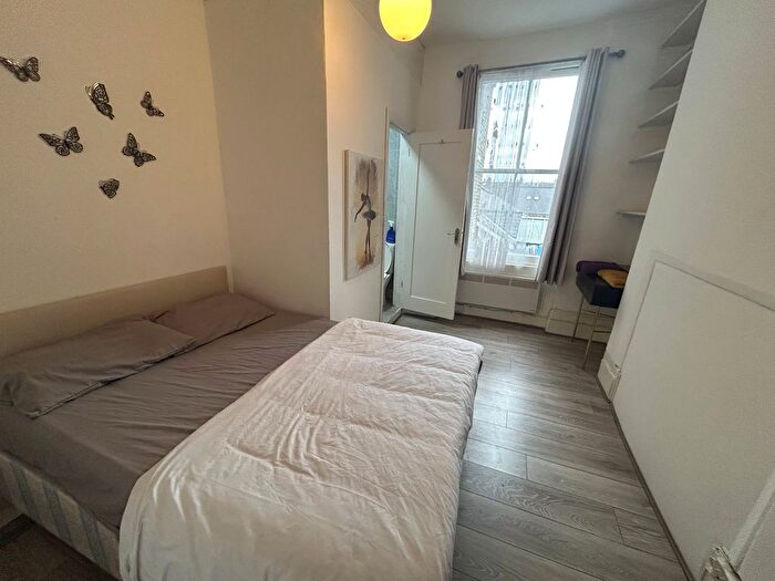 1 Bedroom Flat To Rent In Goldhawk Road, London, W12
