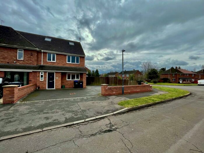 4 Bedroom Semi-Detached House To Rent In Edmondscote Road, Leamington Spa, CV32