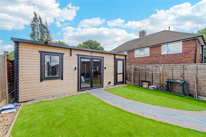2 Bedroom Maisonette For Sale In Bellegrove Road, Welling, Kent, DA16
