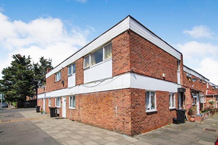 2 Bedroom Flat For Sale In Empress Avenue, Aldersbrook, E12