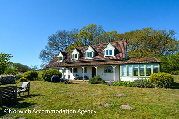 3 Bedroom Farm House To Rent In Barford Road, NR9