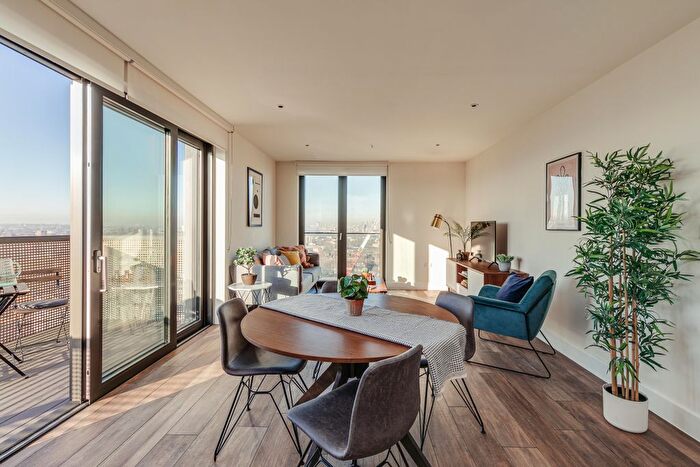2 Bedroom Flat To Rent In Copperas Court, London, SE8