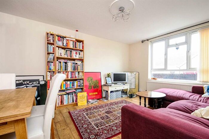 3 Bedroom Flat To Rent In Falcon Road, London, SW11