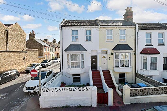 1 Bedroom Flat For Sale In Clifton Gardens, Margate, Kent, CT9