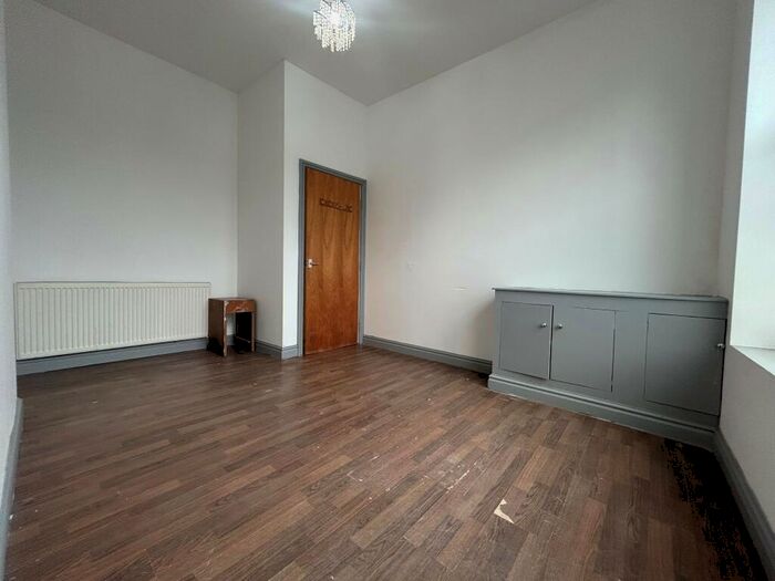 1 Bedroom Flat To Rent In Earl Road, L7