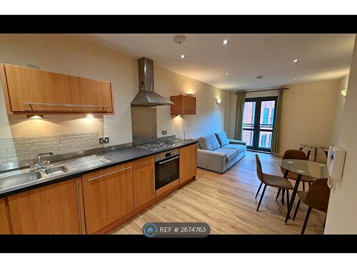 2 Bedroom Flat To Rent In Lake House, Manchester, M15