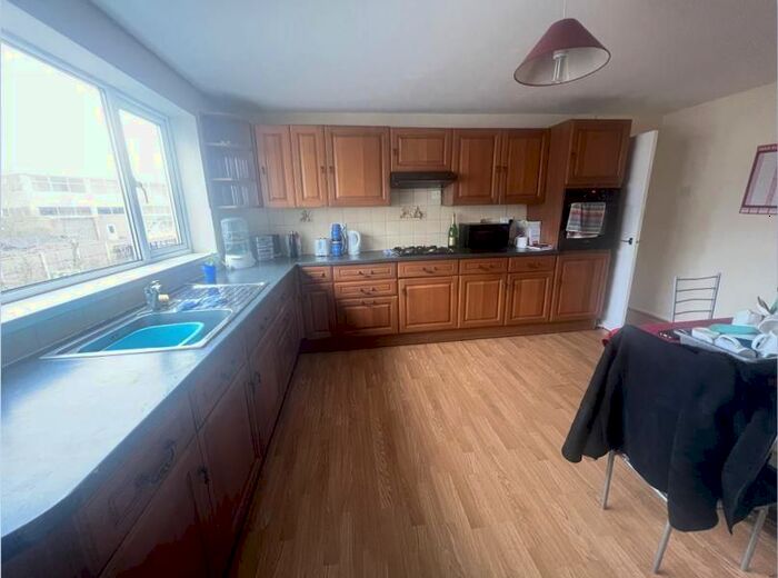 3 Bedroom Flat To Rent In Barkham Road, Wokingham, RG41