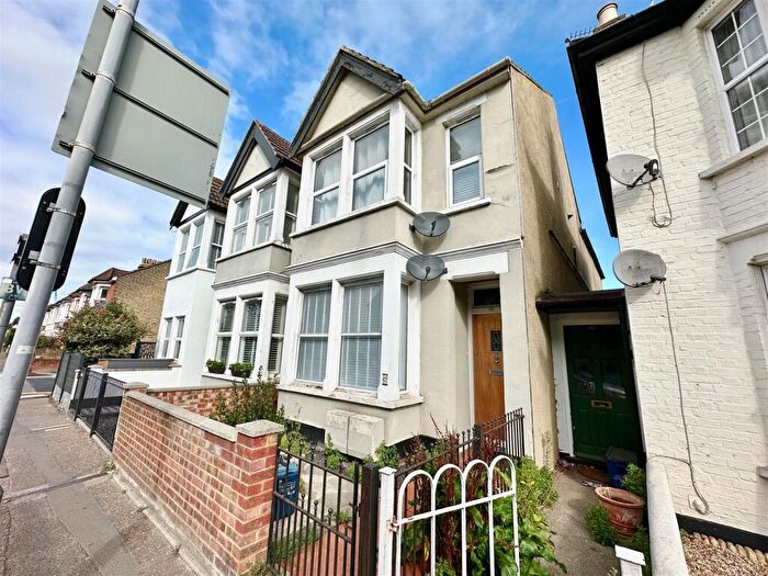 2 Bedroom Flat To Rent In Rectory Grove, Leigh-On-Sea, Essex, SS9